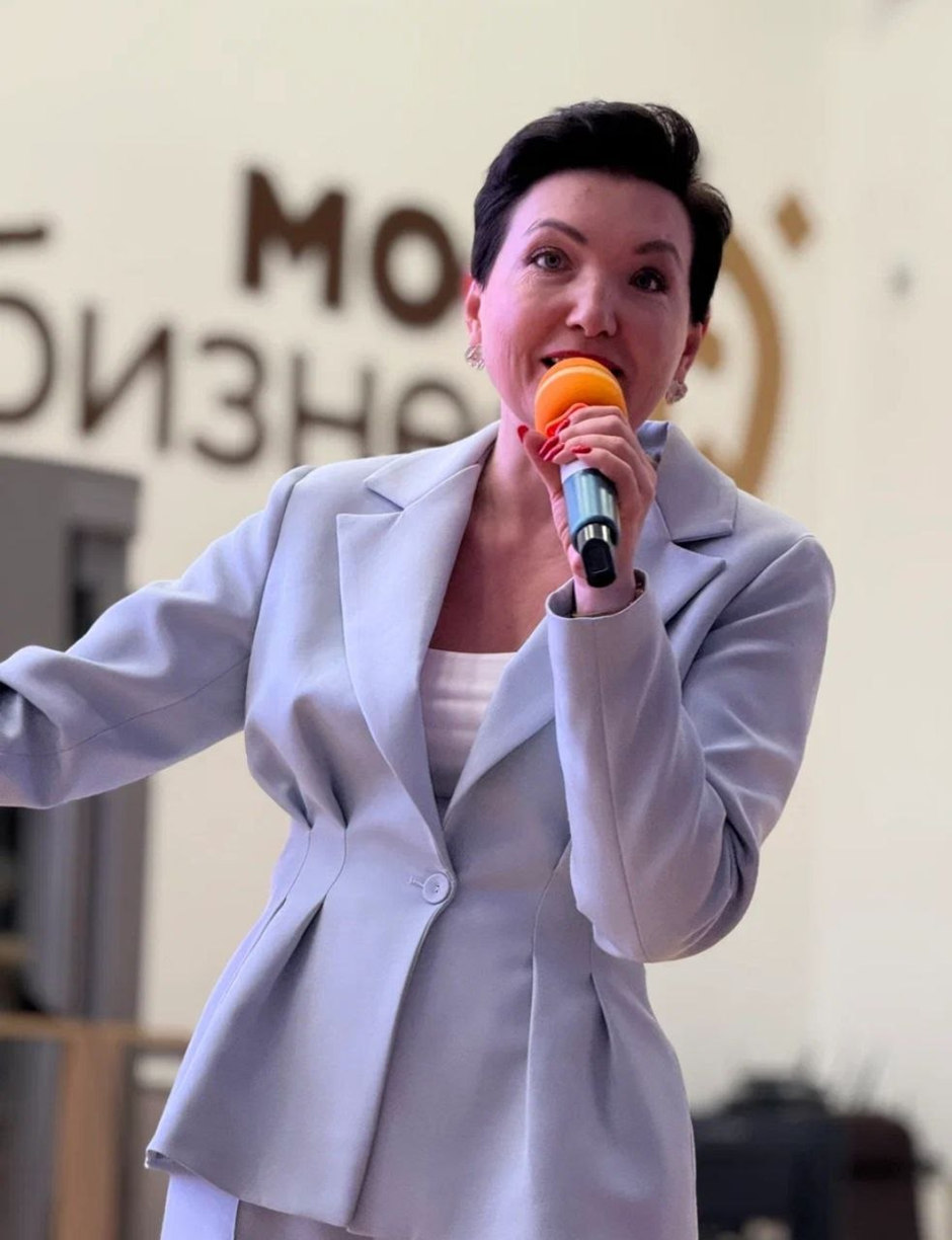 Елена Крутоверцева проводит выступление с микрофоном
