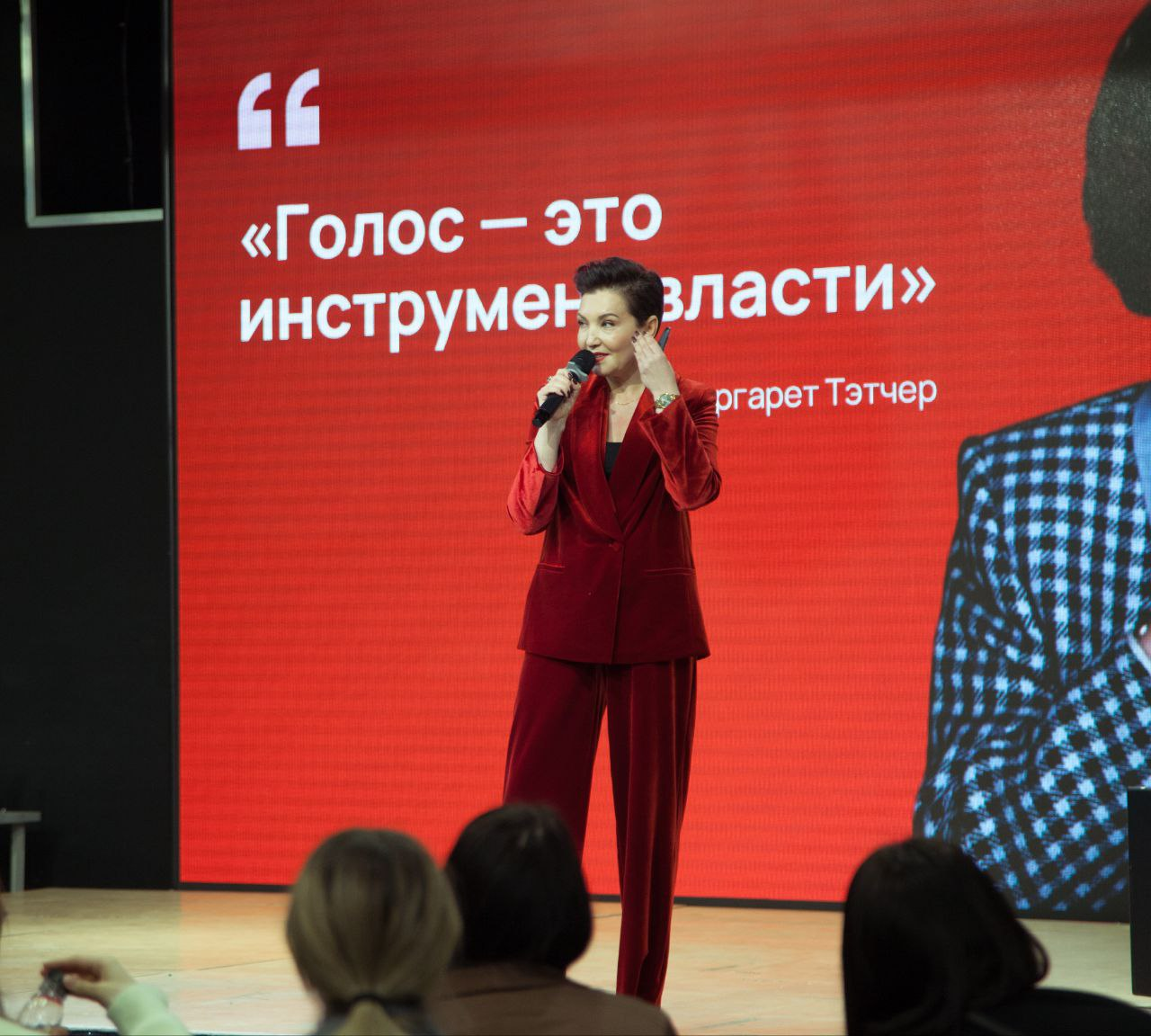 Елена Крутоверцева выступает на сцене