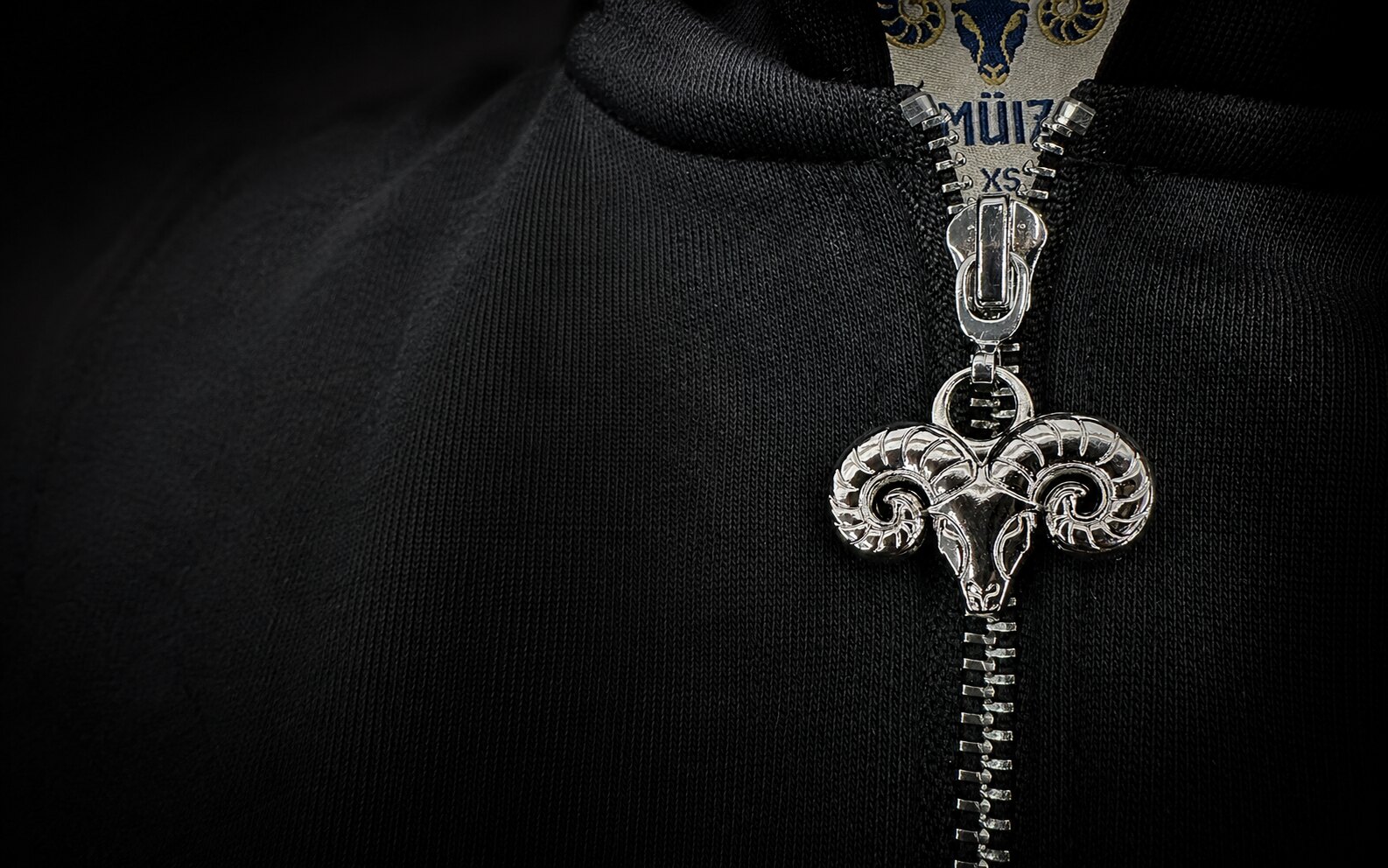 QOȘKAR MÚIZ signature ram-head zipper hardware