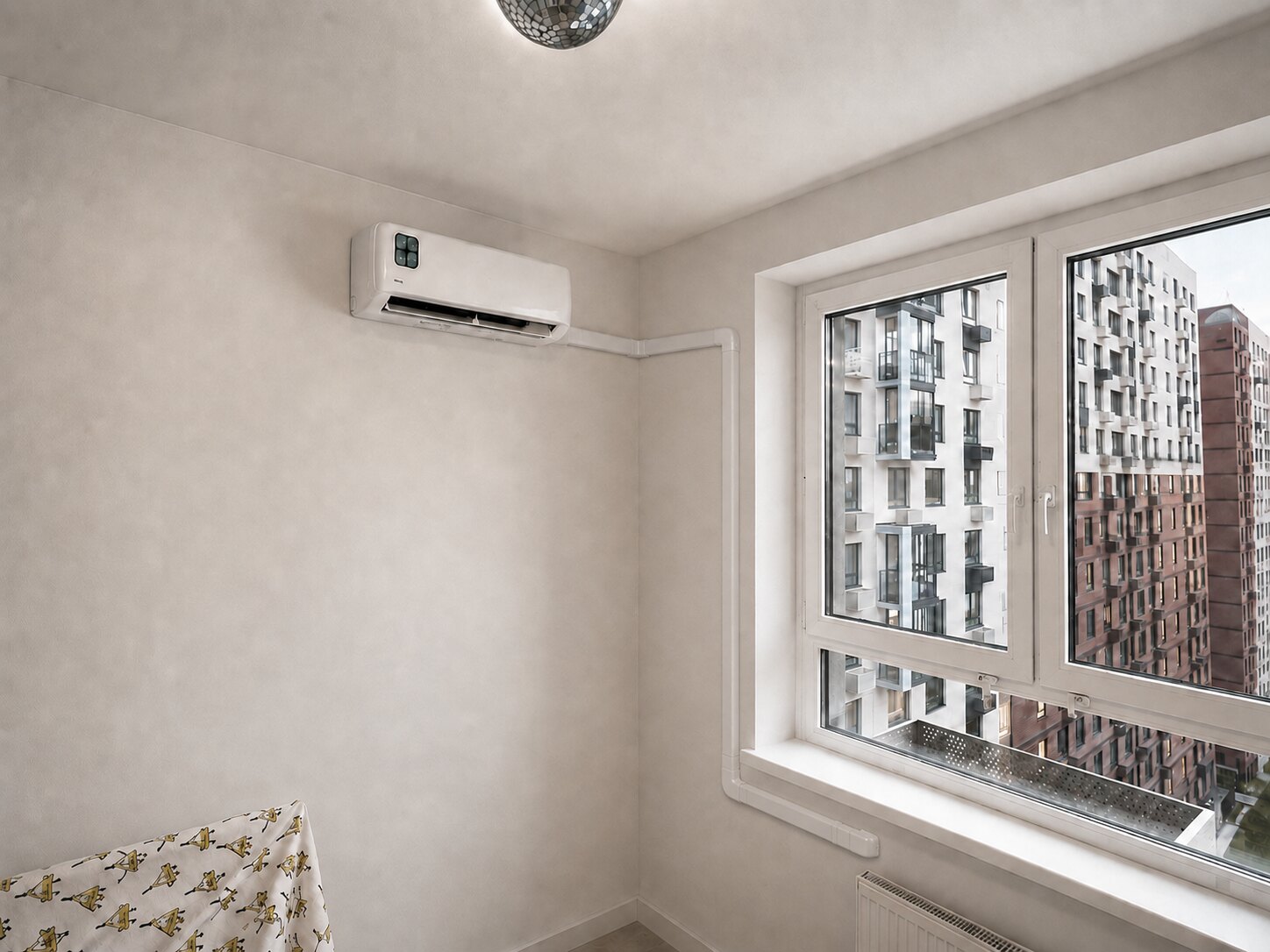 Монтаж кондиционера по коробам: трасса идёт к окну и под подоконник