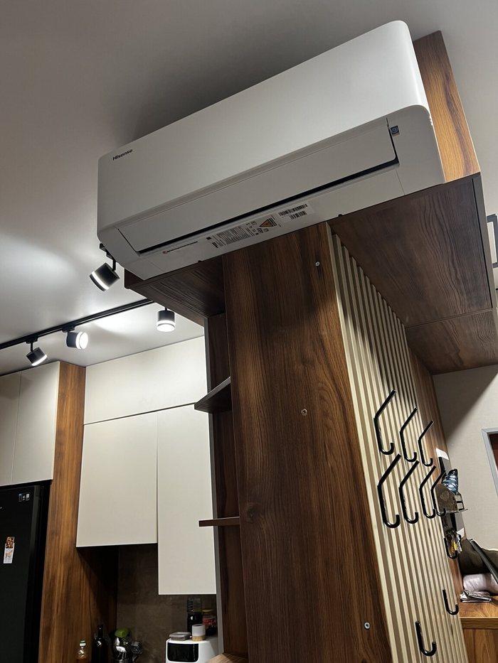 Кондиционер Hisense над мебельным щитом в готовом интерьере, работа RuClima