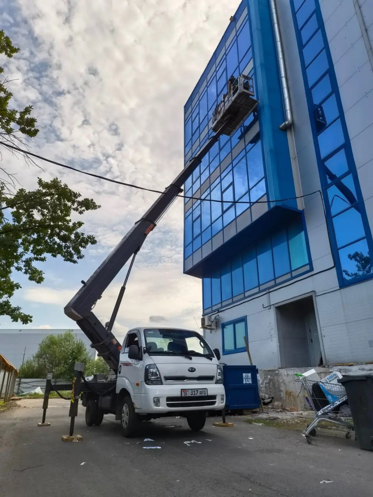 Автовышка у синего здания