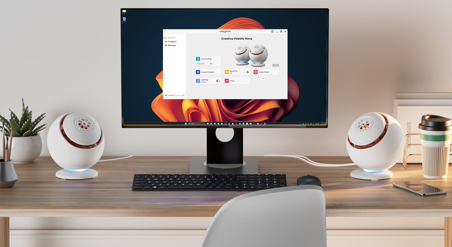 Белые Creative Pebble Nova на рабочем столе с интерфейсом Creative App