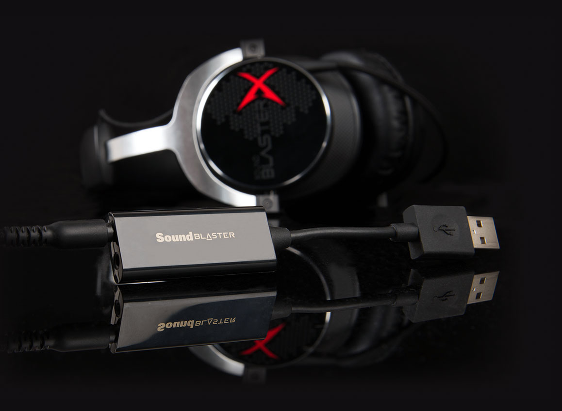 Sound Blaster PLAY! 3 рядом с наушниками
