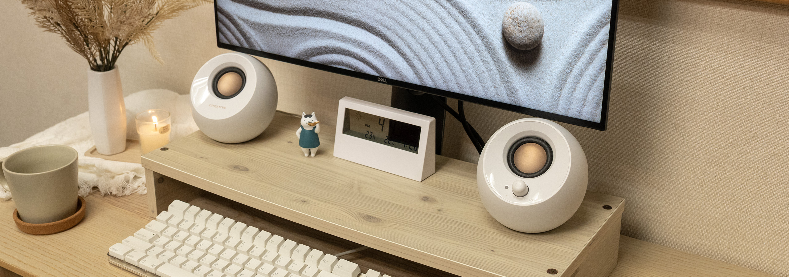 Creative Pebble — рабочий стол с белыми колонками
