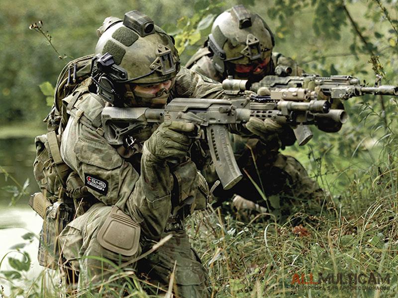 Двое военных стреляют из оружия