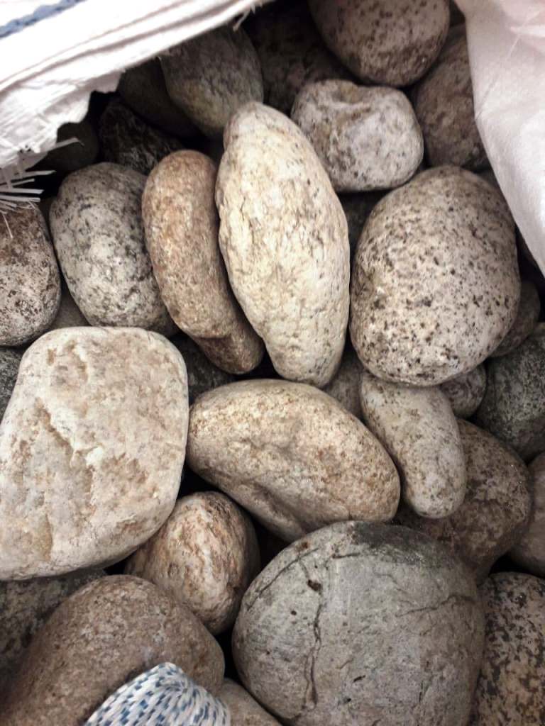 белый речной булыжник 