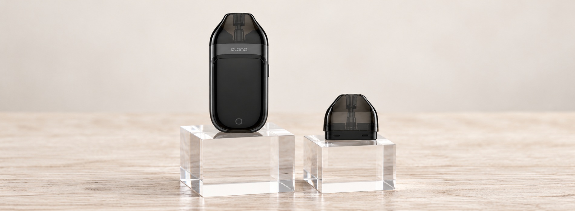POD-система Plonq Meta Smart и картридж PLONQ 5 мл на столе