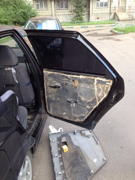 Установка в задние двери стеклоподъемников ФОРВАРД для LADA Priora. Рис. 5