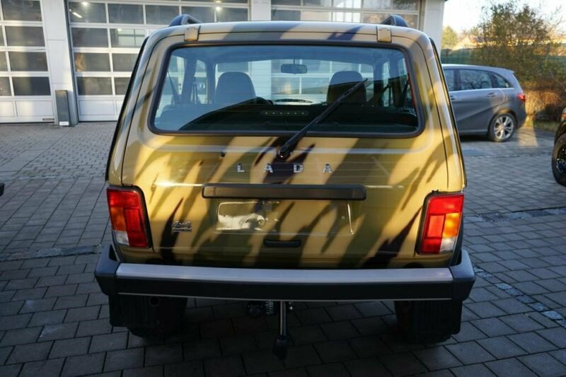 НИВА задняя часть кузова внедорожника
