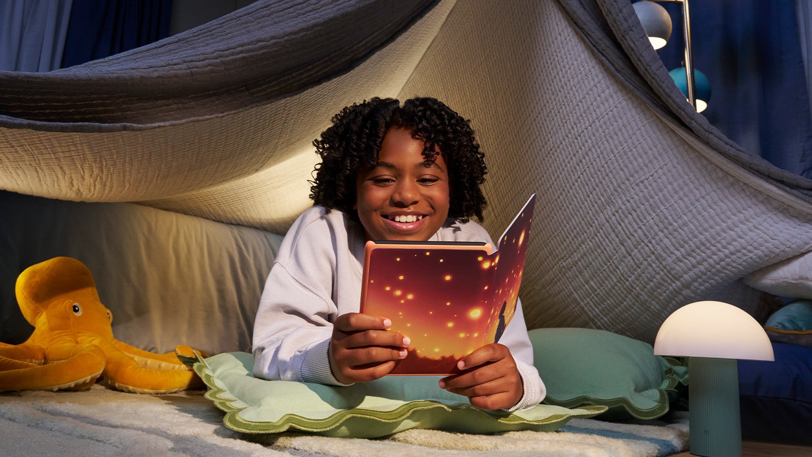 Детский Kindle Colorsoft 2026 в руках у ребёнка — официальное фото Amazon