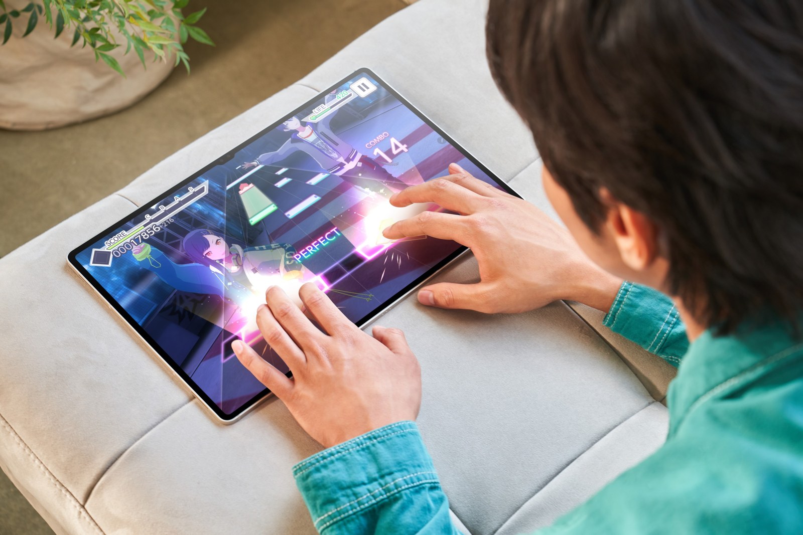 Samsung Galaxy Tab S9 Ultra на диване во время игры — официальное фото Samsung Samsung Galaxy Tab S9 Ultra на диване во время игры — официальное фото Samsung