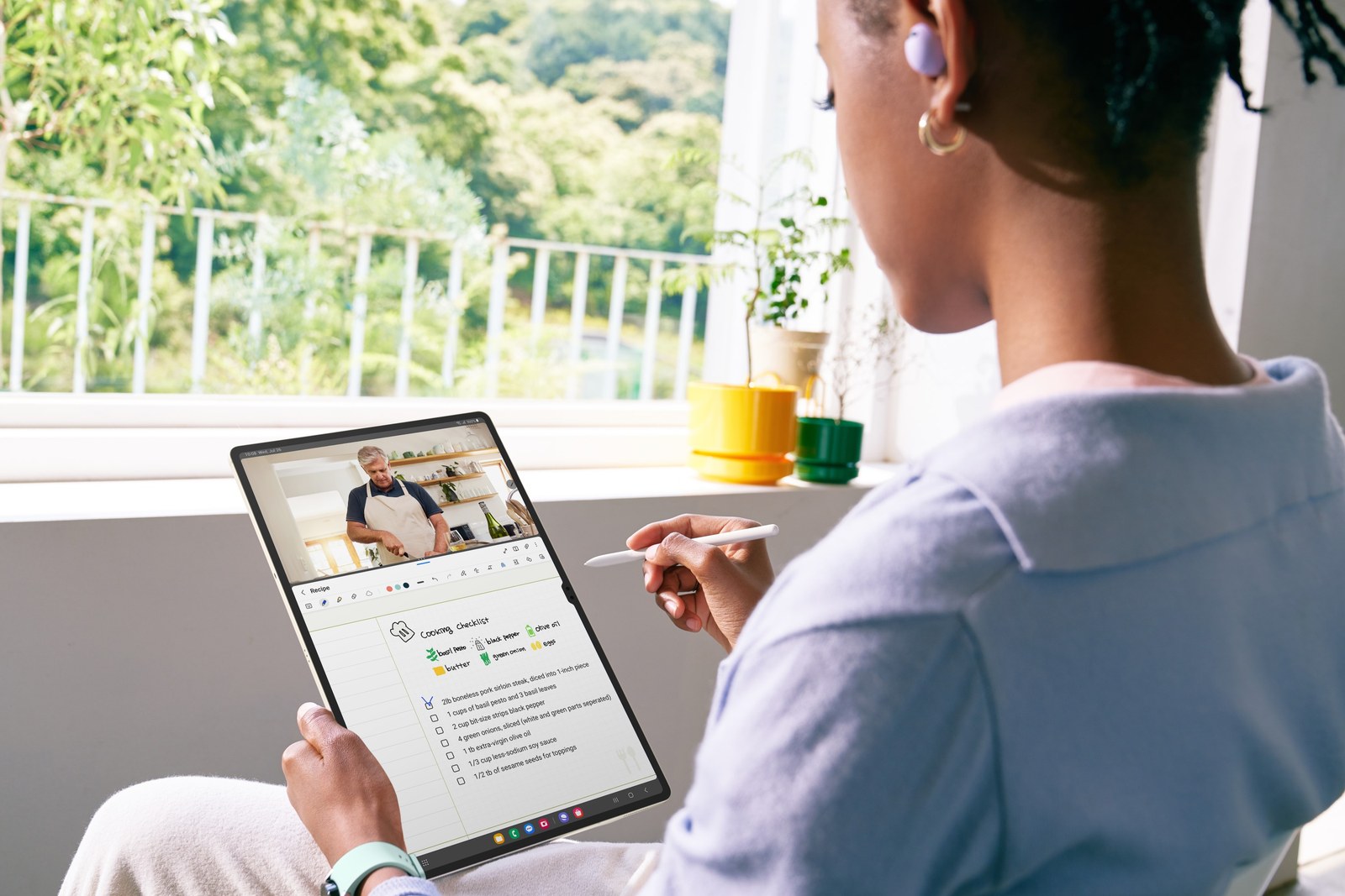 Samsung Galaxy Tab S9 с S Pen в руках — официальное фото Samsung Samsung Galaxy Tab S9 с S Pen в руках — официальное фото Samsung