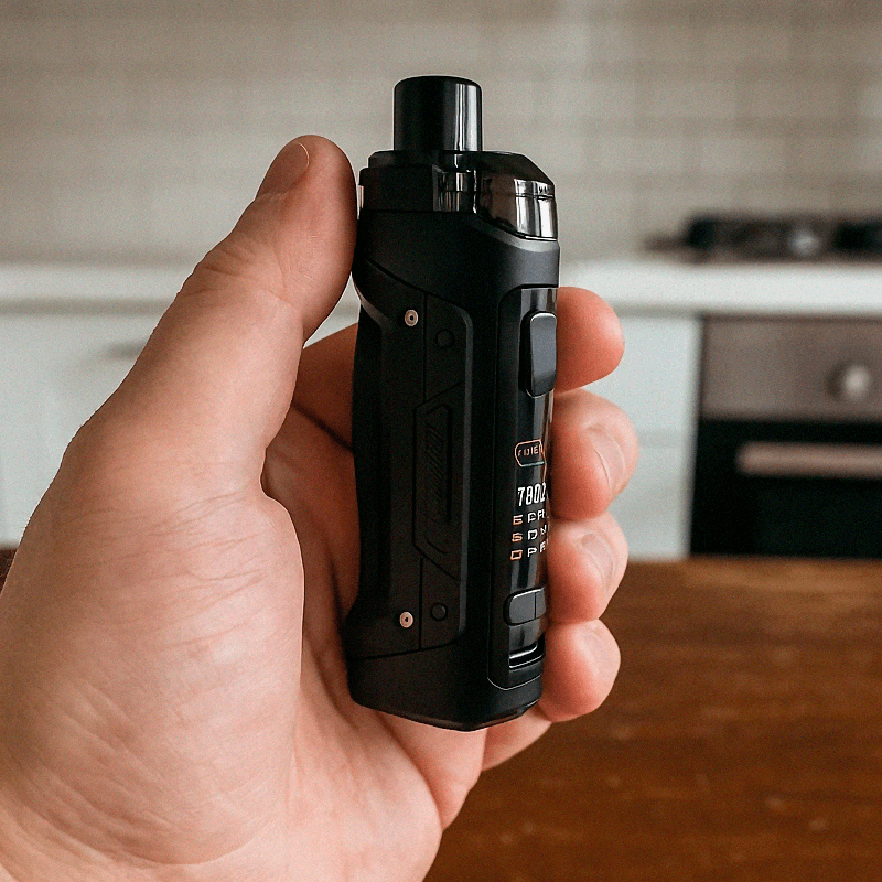 Boost Pro 2 лежит в руке