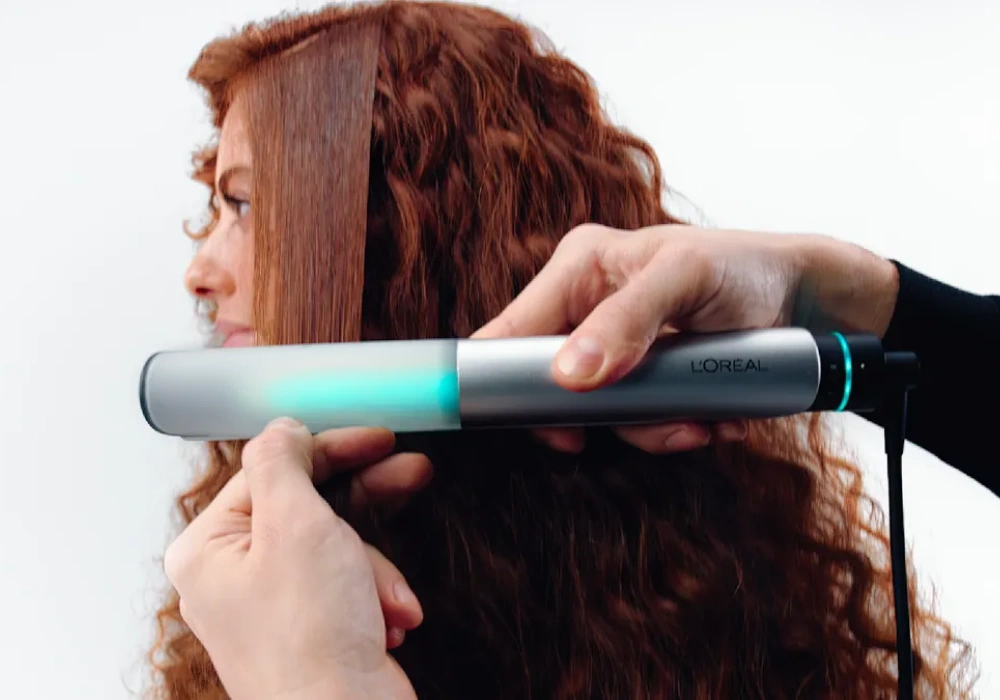 L'Oréal Light Straight+ Multi-Styler на CES 2026 Стайлер L'Oréal Light Straight+ Multi-Styler на выставке CES 2026