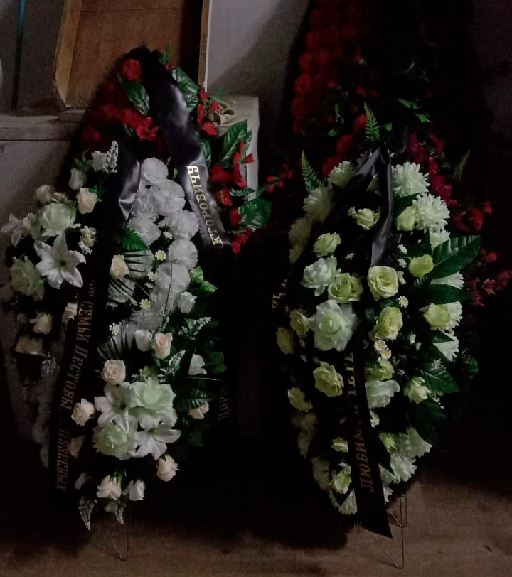 венки с траурными лентами
