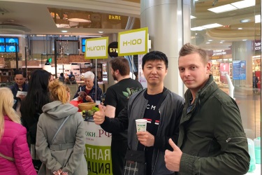 Мистер Ким и Виктор Чиликин на презентации Hurom H-100 в ТРК «Атмосфера» Мистер Ким и Виктор Чиликин на презентации Hurom H-100 в ТРК «Атмосфера»