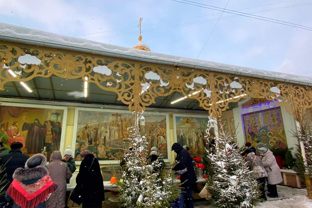 Украшение православной ярмарки ангелами и облаками из пенопласта