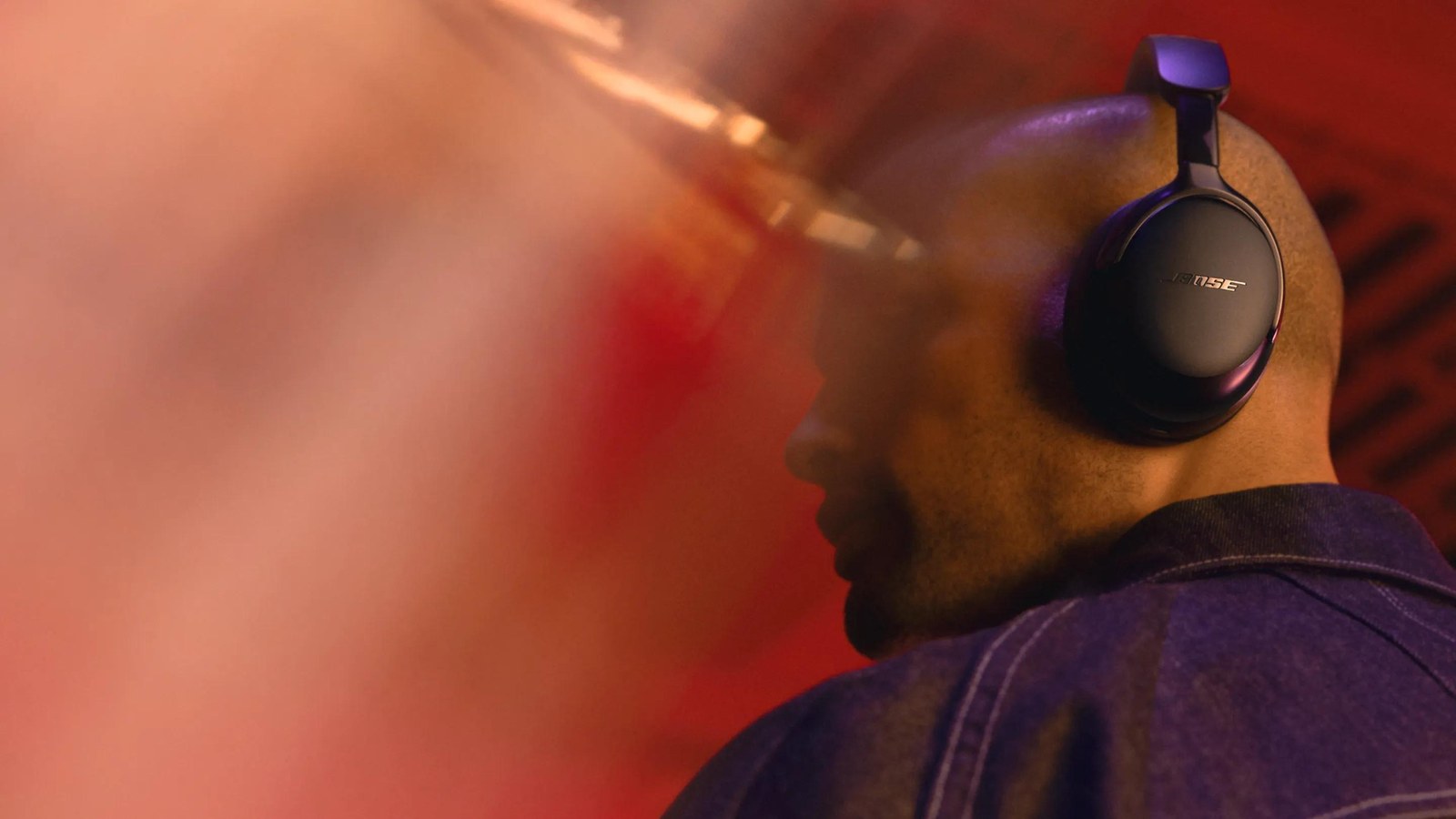 Bose QuietComfort Ultra Headphones (2nd Gen) на прогулке