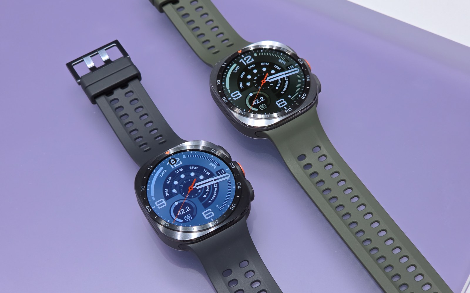 Samsung Galaxy Watch Ultra 2 в корпусах серого и серебристого титана