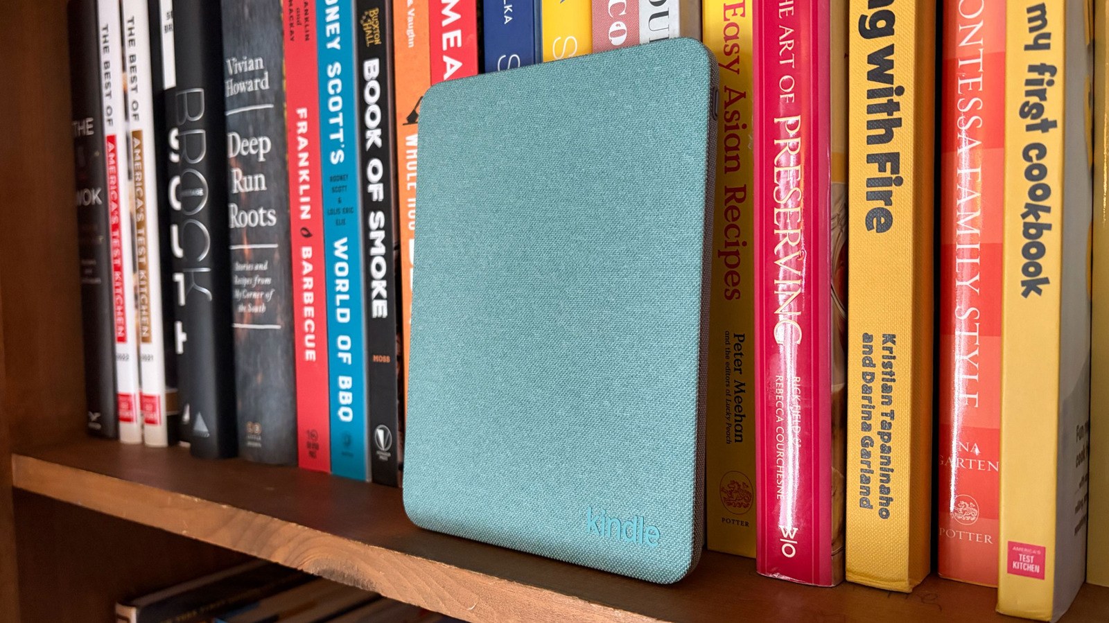 Алюминиевая задняя панель Kindle Paperwhite Signature Edition 2026 в цвете Seaglass Green Алюминиевая задняя панель Kindle Paperwhite Signature Edition 2026 в цвете Seaglass Green