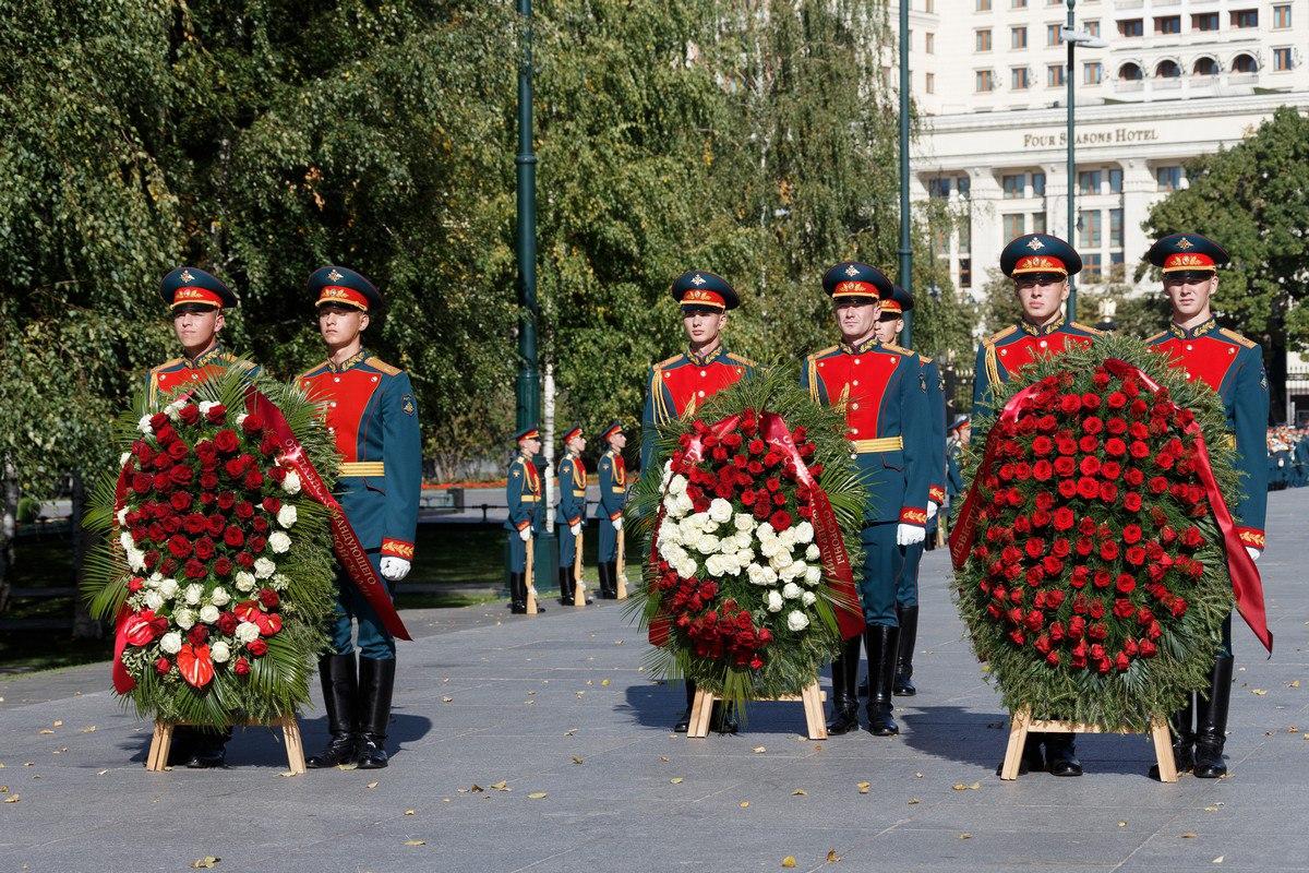 Возложение живых венков