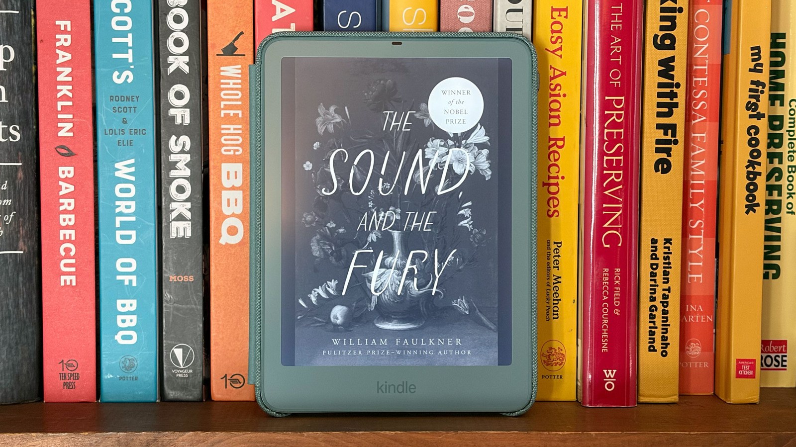 Kindle Paperwhite Signature Edition 2026 в цвете Seaglass Green на книжной полке Kindle Paperwhite Signature Edition 2026 в цвете Seaglass Green на книжной полке
