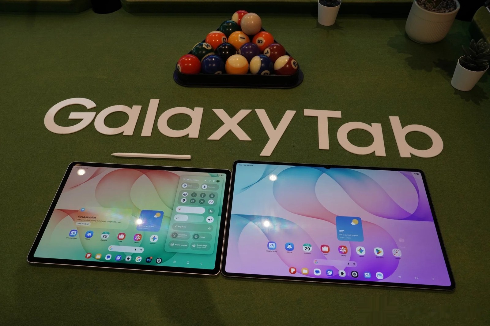 Galaxy Tab S12+ и Galaxy Tab S12 Ultra рядом на столе Galaxy Tab S12+ и Galaxy Tab S12 Ultra рядом на столе