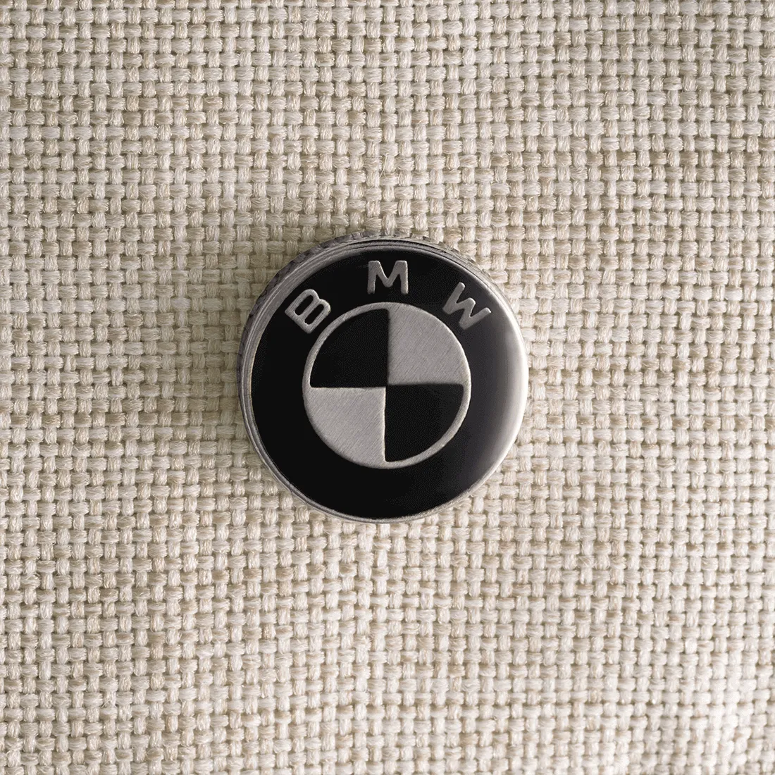 Nuna_TRVLlx_BMW_Mica_Emblem_2_GL_web Nuna_TRVLlx_BMW_Mica_Emblem_2_GL_web.webp