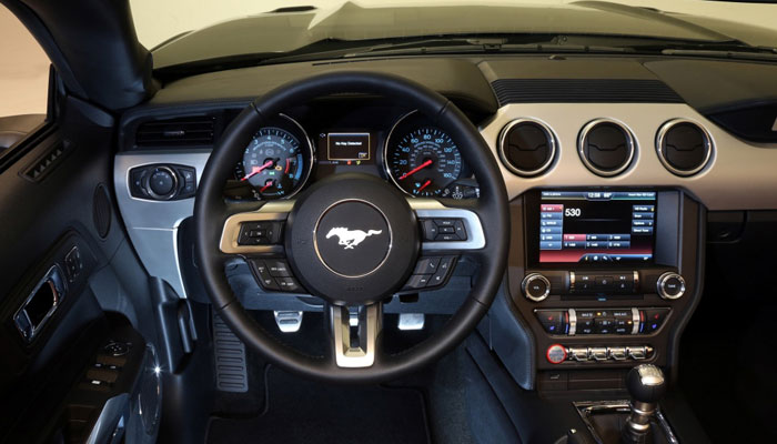 Интерьер Ford Mustang 2014 Интерьер новинки сделан в фирменном стиле Мустанга – эффектном, спортивном и ослепительно шикарном