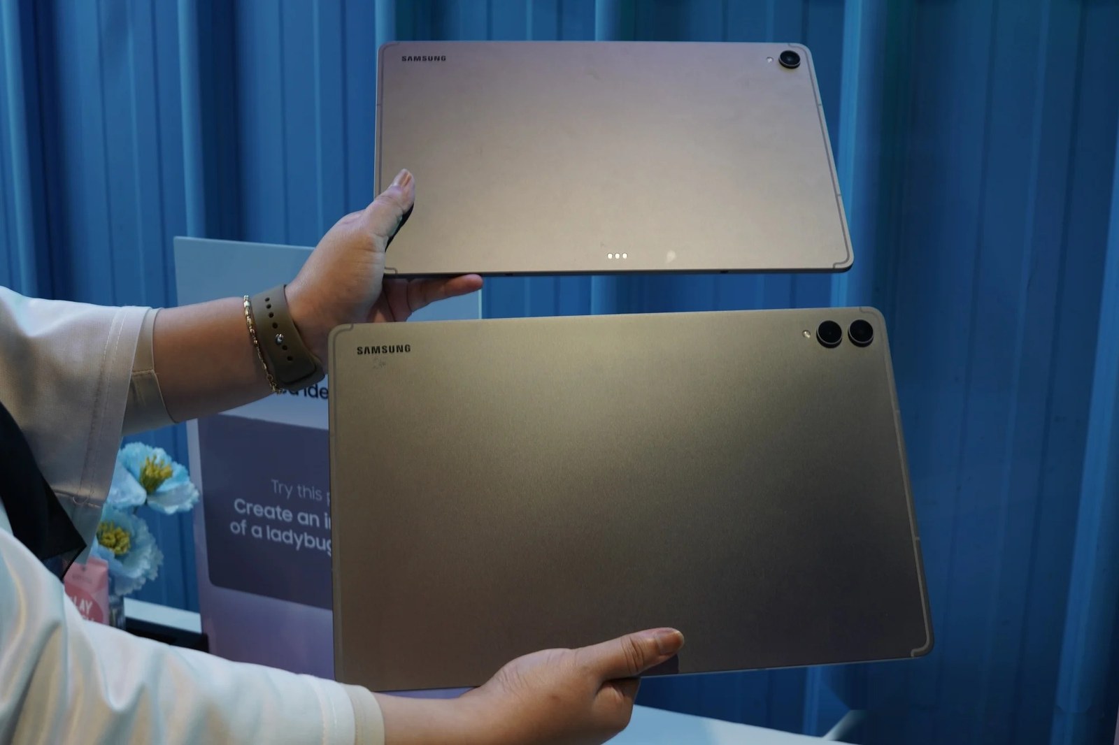 Galaxy Tab S12+ и Tab S12 Ultra в руках: разница в размере Galaxy Tab S12+ и Tab S12 Ultra в руках: разница в размере