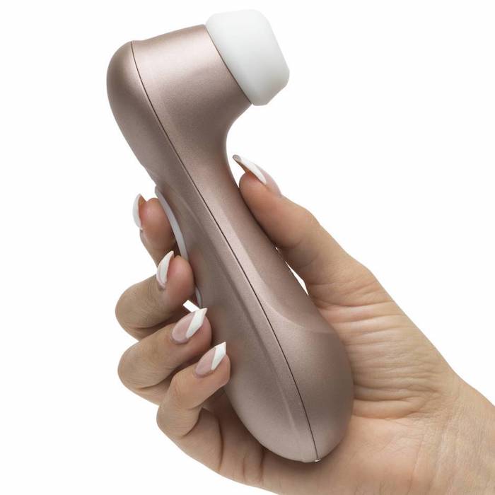 Вакуумно-волновой стимулятор Satisfyer Pro 2 Next Generation в руке у девушки