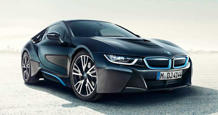 На фото bmw i8 Невысокий, всего 1293 мм в высоту автомобиль, обладает двадцатидюймовыми дисками с шинами передних колес 195/50R20 и на задних колесах с размерами 215/45R20