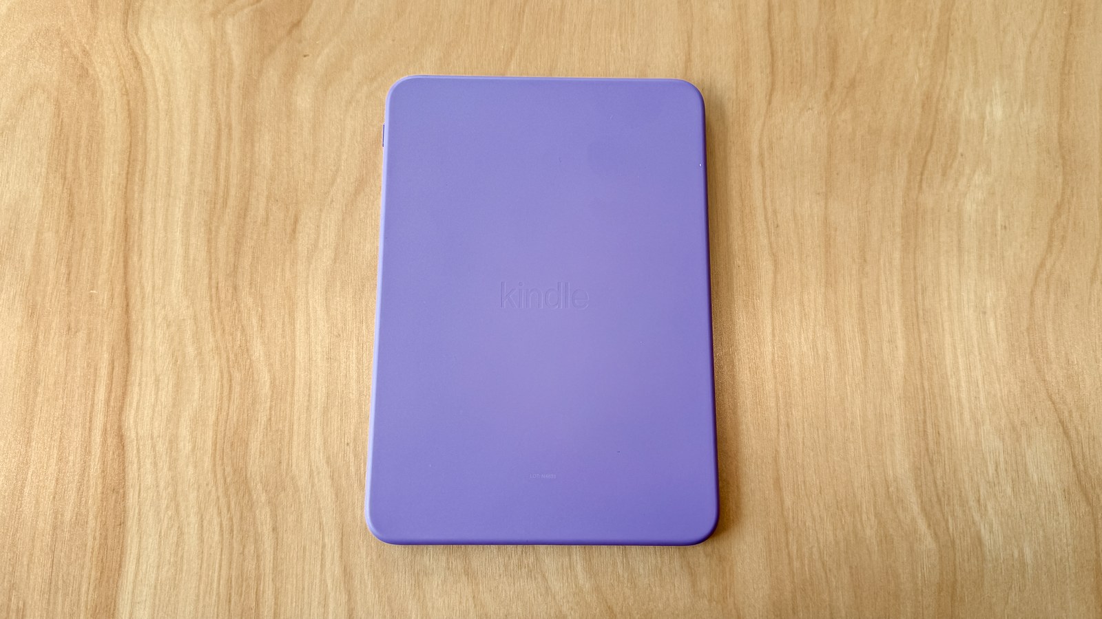 Amazon Kindle 2026 в цвете Ube, вид сзади Amazon Kindle 2026 в цвете Ube, вид сзади