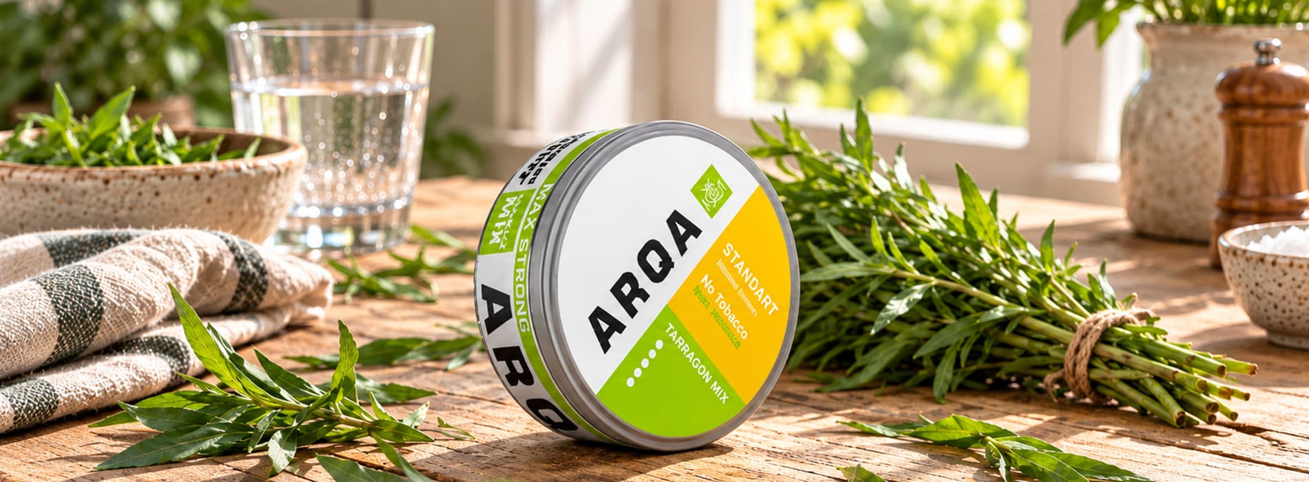 Вкус тархуна в жевательном табаке ARQA Банка ARQA Тархуновый микс рядом с веточкой эстрагона на светлом фоне