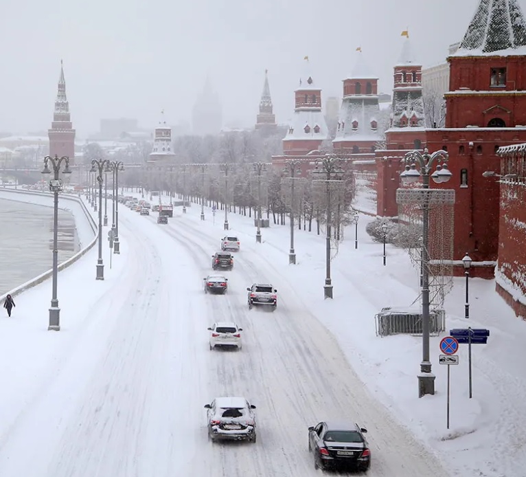 Дорога в России в Москве зимой Дорога в Москве зимой, как пример где лучше всего применять фрикционную резину
