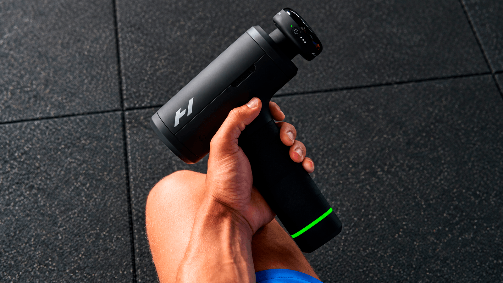 Массажер Hyperice Hypervolt 3 Pro в руке Массажер Hyperice Hypervolt 3 Pro в руке