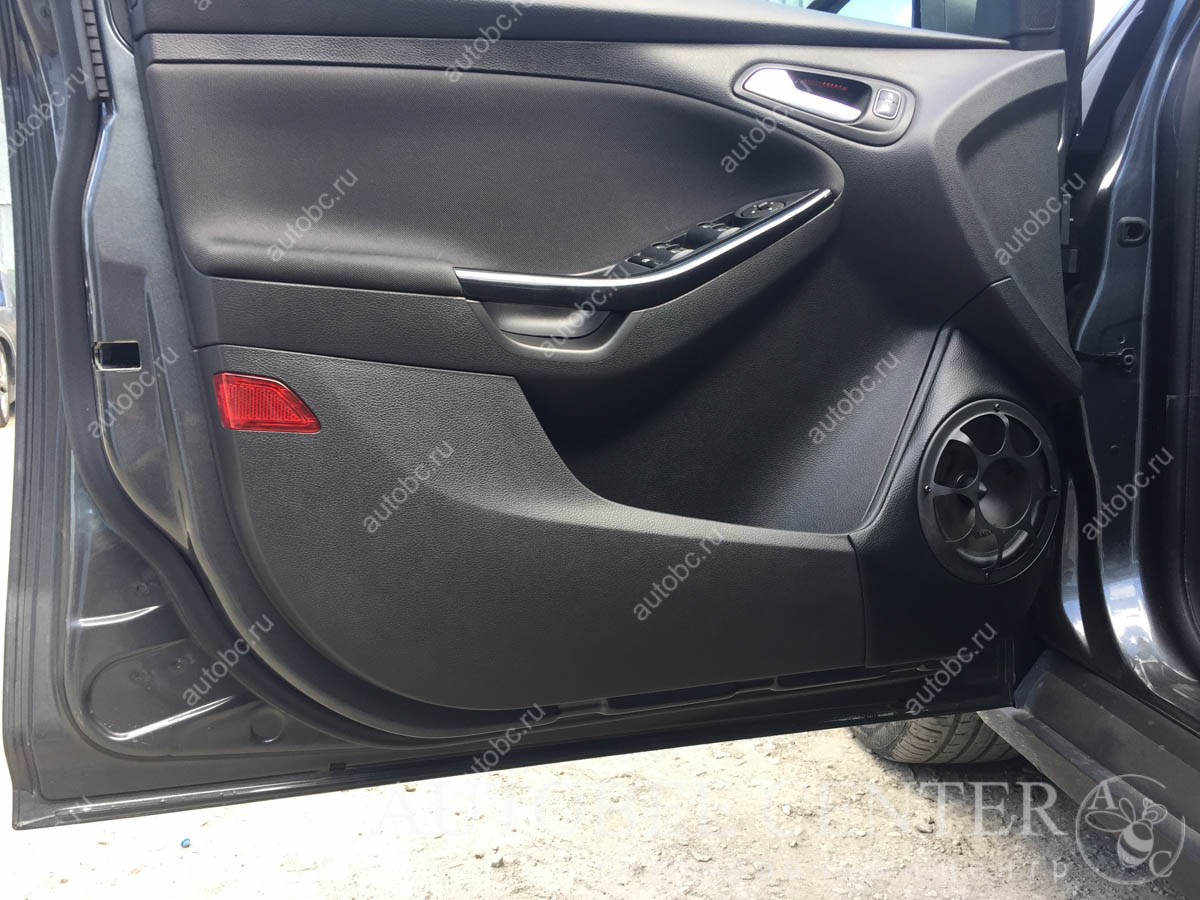Ford Focus 3 (подиумы под мидбас в трехполоске)