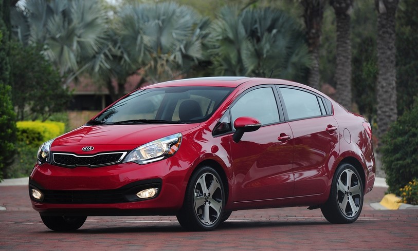 Автомобиль Kia Rio 2016 года красная 