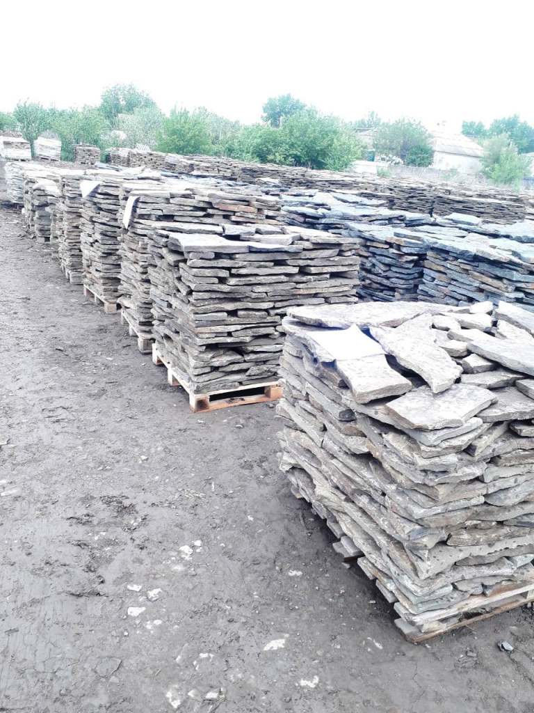 Общий вид поддонов на карьере