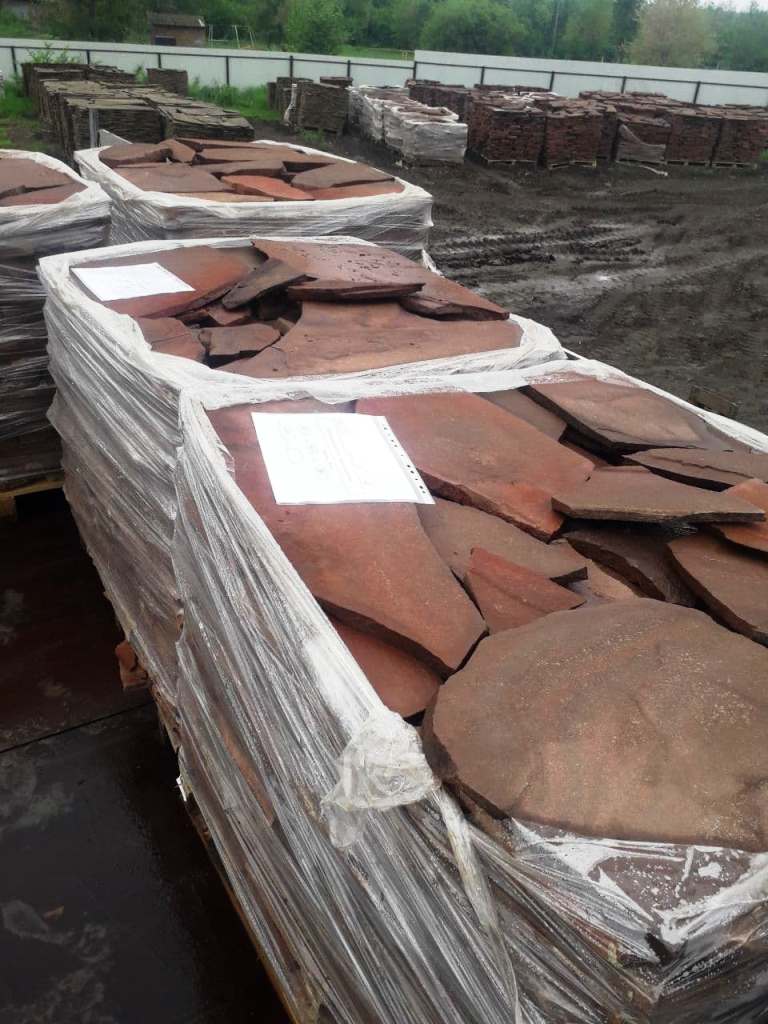 Поддоны красного камня перед погрузкой