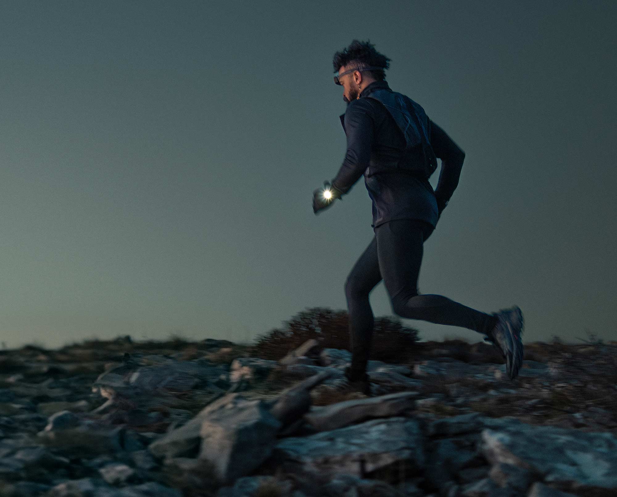 Garmin fēnix 8 Solar — встроенный LED-фонарик