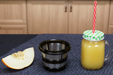 Дынный смузи в соковыжималке Хуром Альфа Плюс (сетка для соков с мякотью) Дынный смузи в соковыжималке Хуром Альфа Плюс (сетка для соков с мякотью)
