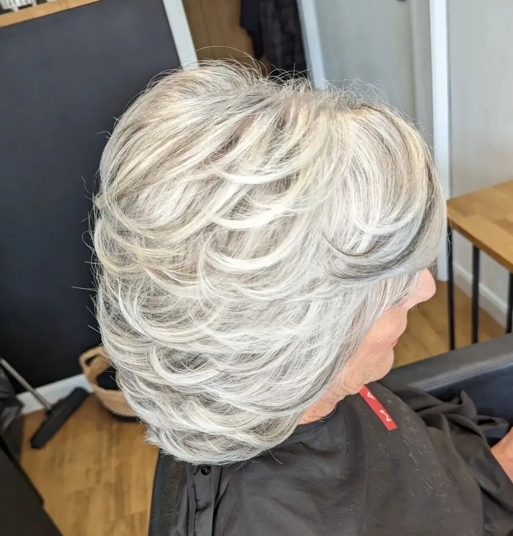 23-voluminous-medium-hairstyle-with-flipped-up-layers 23-voluminous-medium-hairstyle-with-flipped-up-layers.webp