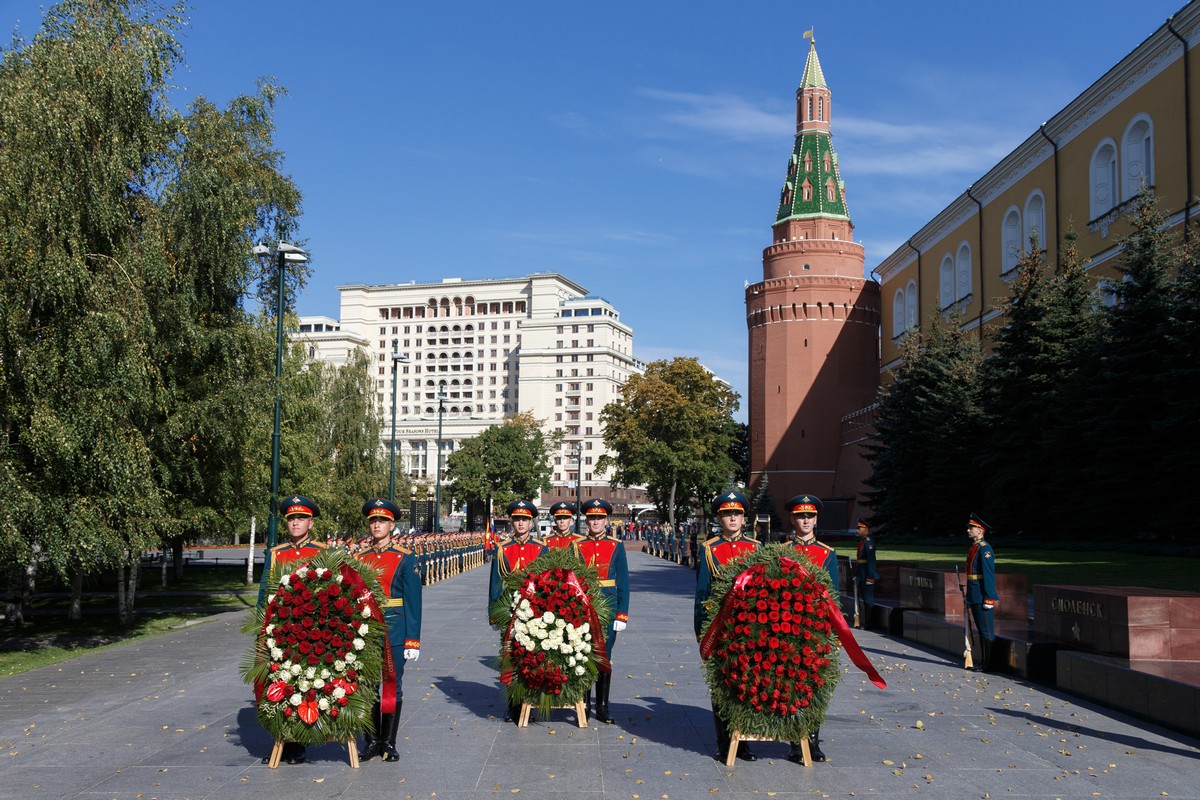 Возложение живых венков в Александровском саду
