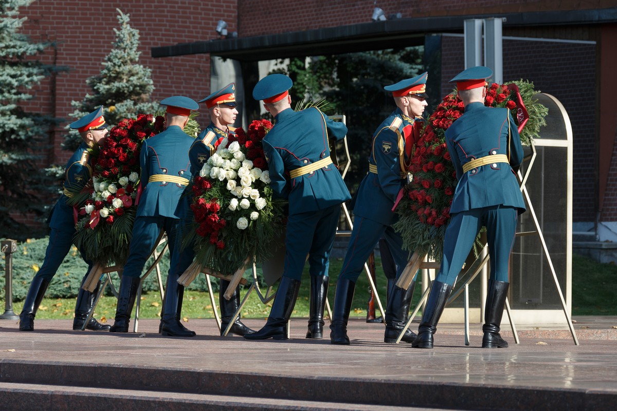Возложение живых венков