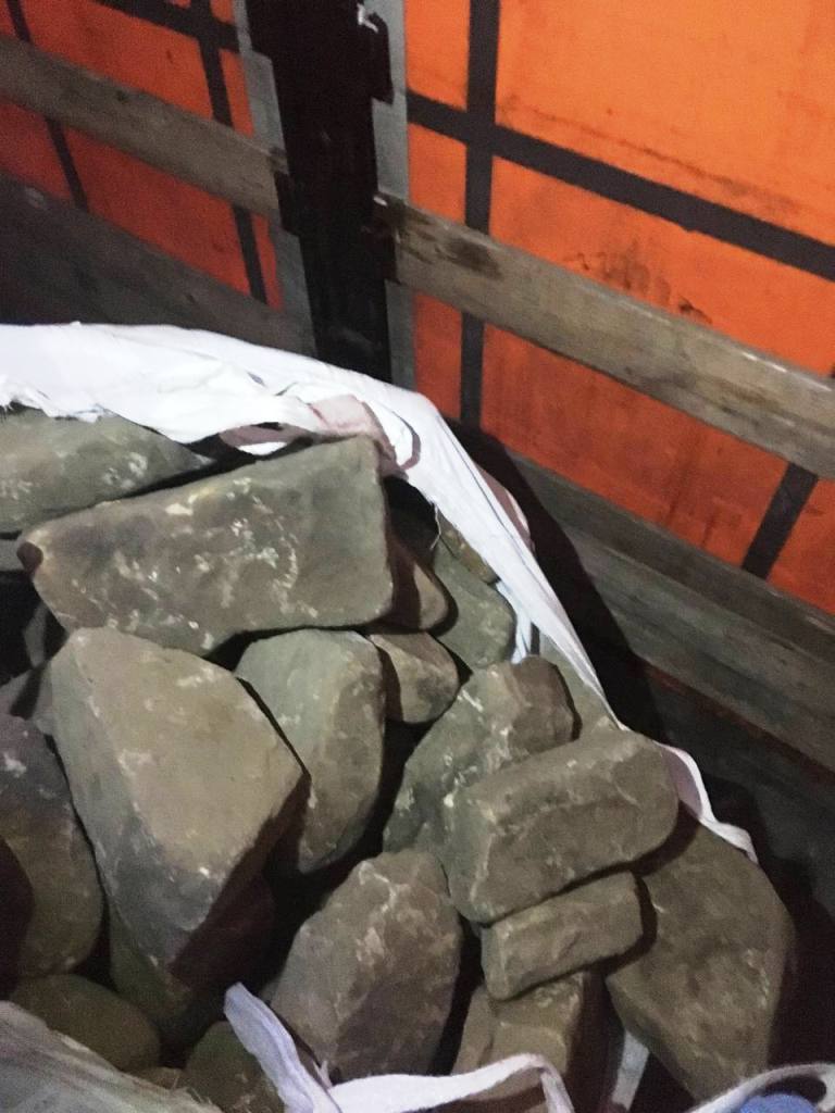 3 (2) Бутовый камень окатанный Блок Жёлтый