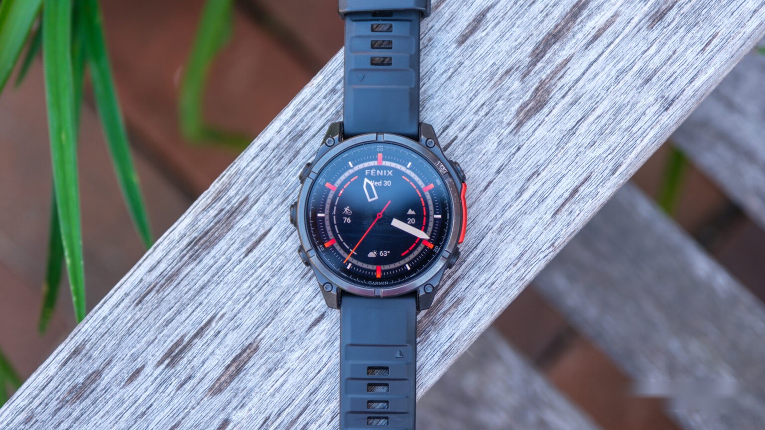Garmin Fenix 8 AMOLED с циферблатом на деревянной поверхности