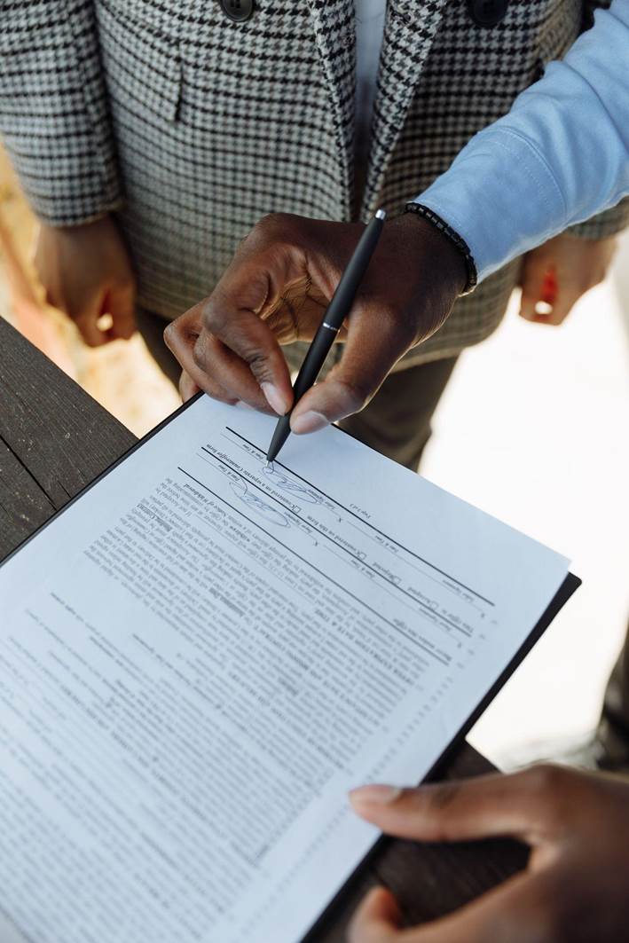 Источник: https://www.pexels.com/photo/a-person-signing-a-contract-8470836/ Источник: https://www.pexels.com/photo/a-person-signing-a-contract-8470836/
