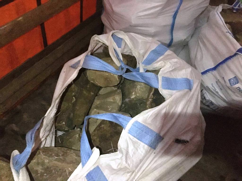 4 (2) Бутовый камень окатанный Блок Жёлтый